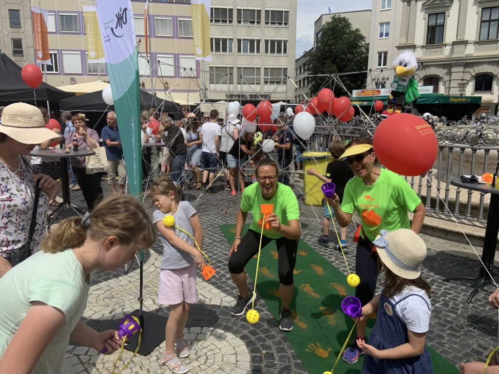 Die DJK mit tollen Spielideen beim Ulrichsfest am Rathausplatz