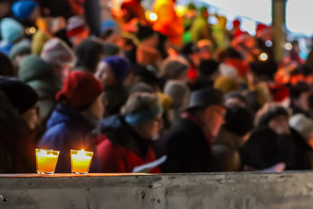 Beim 1. Augsburger Stadionsingen gehen Lichter an und Herzen auf