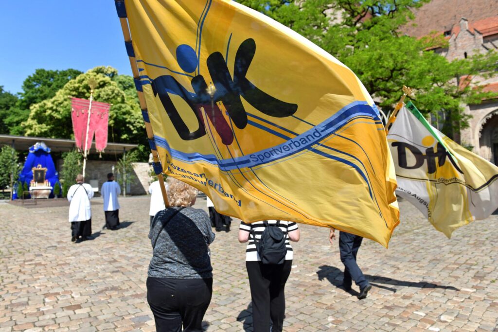 Blumen, Gebet und Gemeinschaft- DJK feiert Fronleichnam